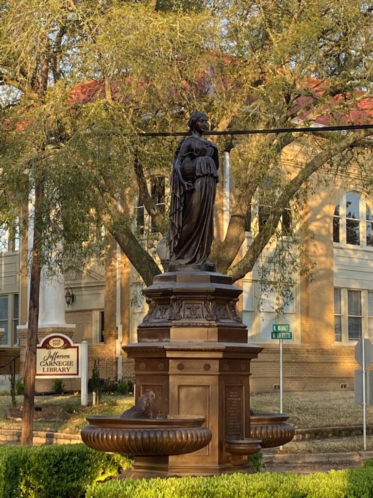 PHOTO.statue.library